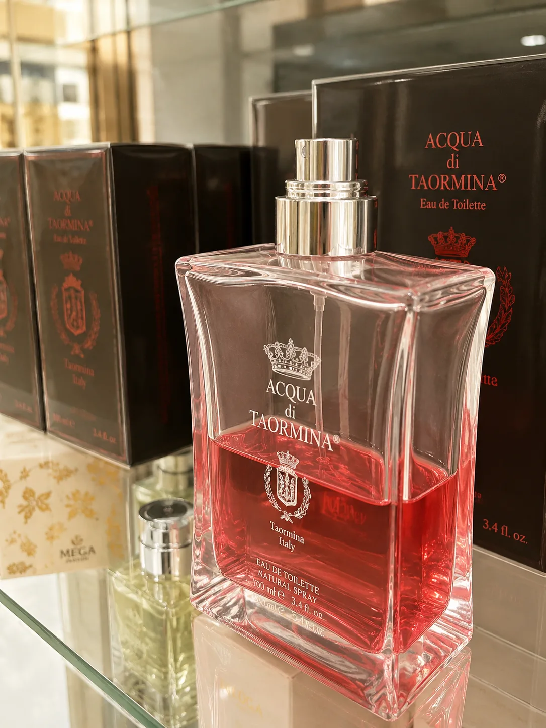 Bottiglia Acqua di Taormina in primo piano