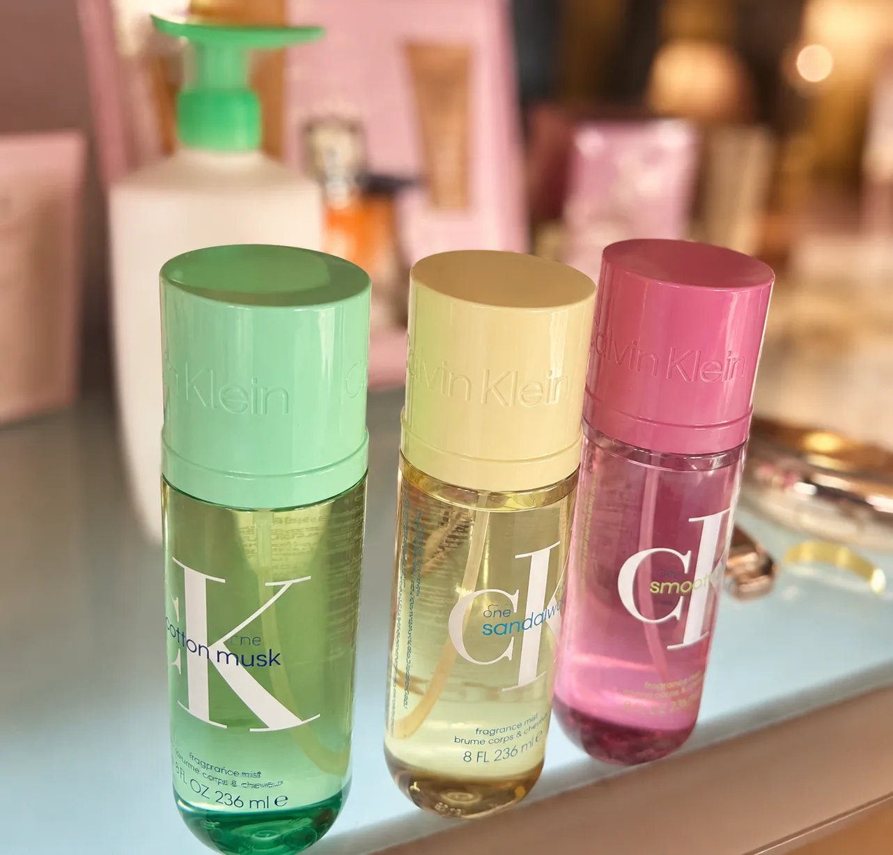 Fragranze Calvin Klein colorate in primo piano