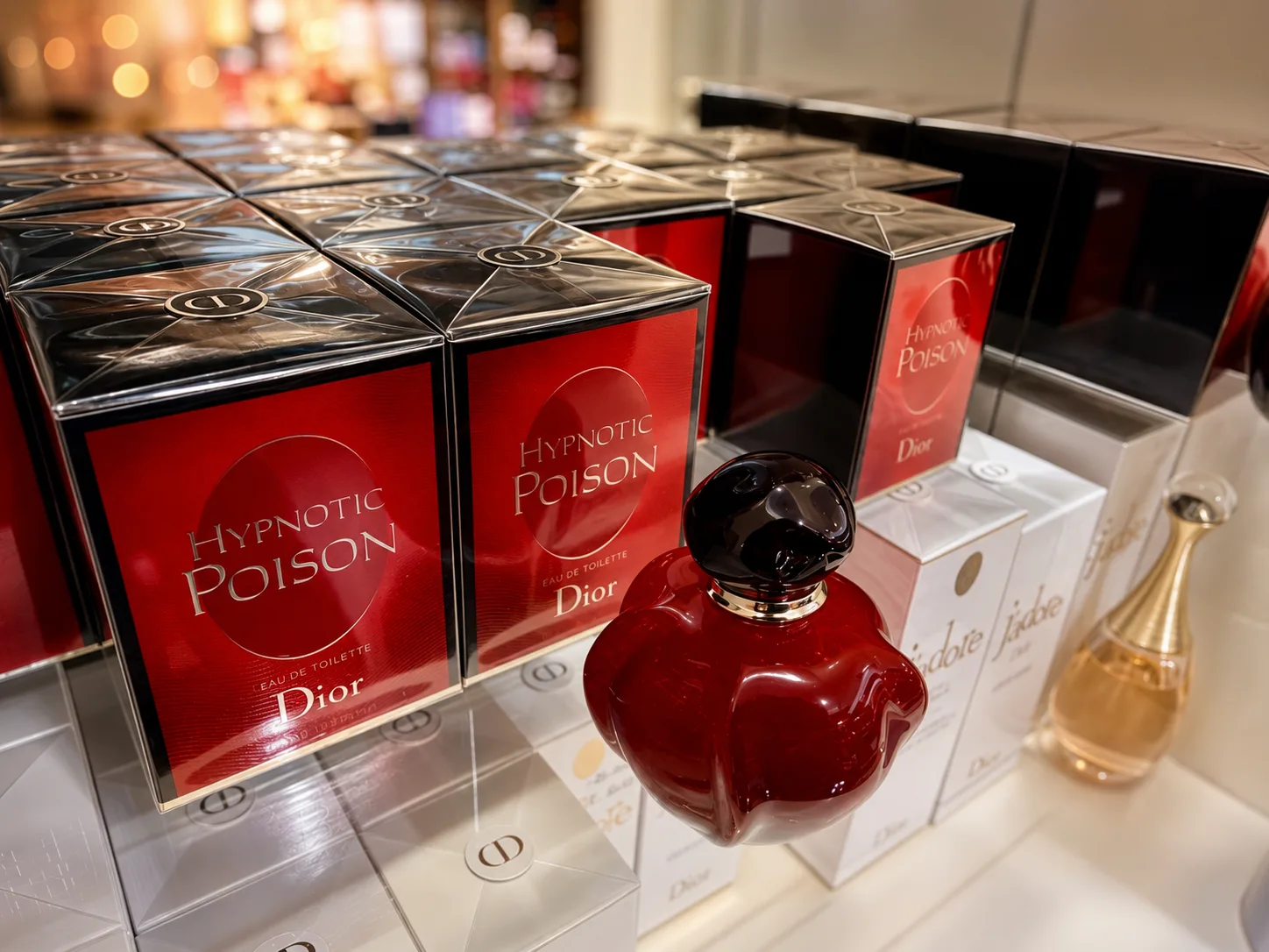 Profumi Dior Hypnotic Poison e J’adore esposti in profumeria
