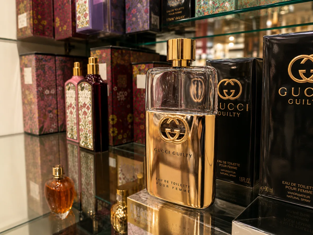 Flacone Gucci Guilty esposto sul banco profumi della Profumeria Marino