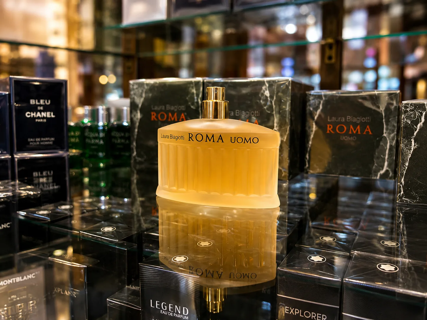Profumo Roma Uomo Laura Biagiotti esposto con fragranze maschili in profumeria