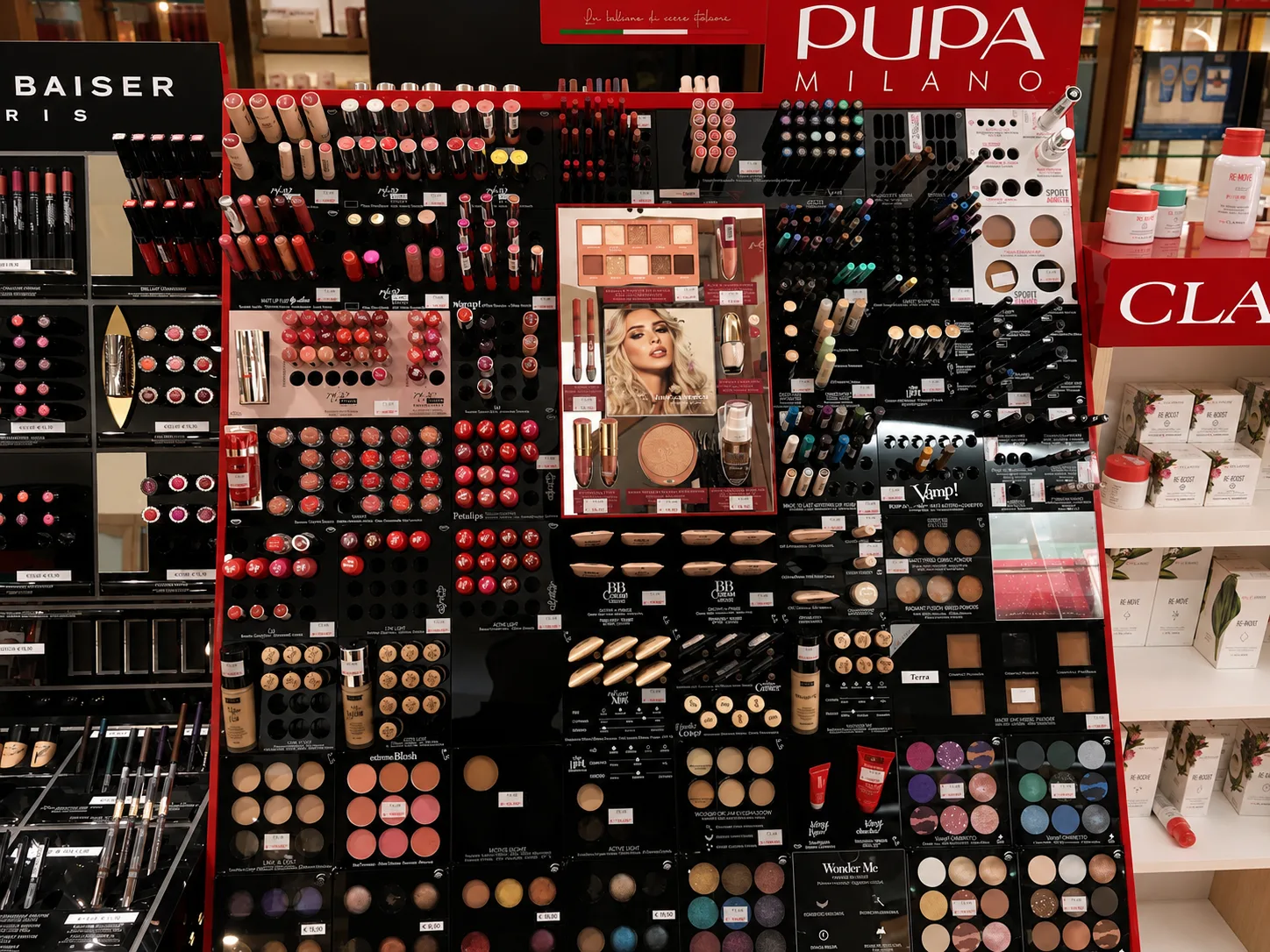 Espositore make-up Pupa nella Profumeria Marino
