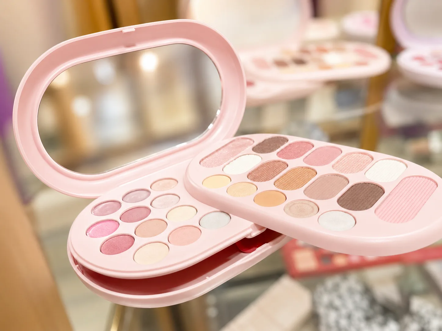 Trousse make-up aperta con palette dai toni rosa e naturali