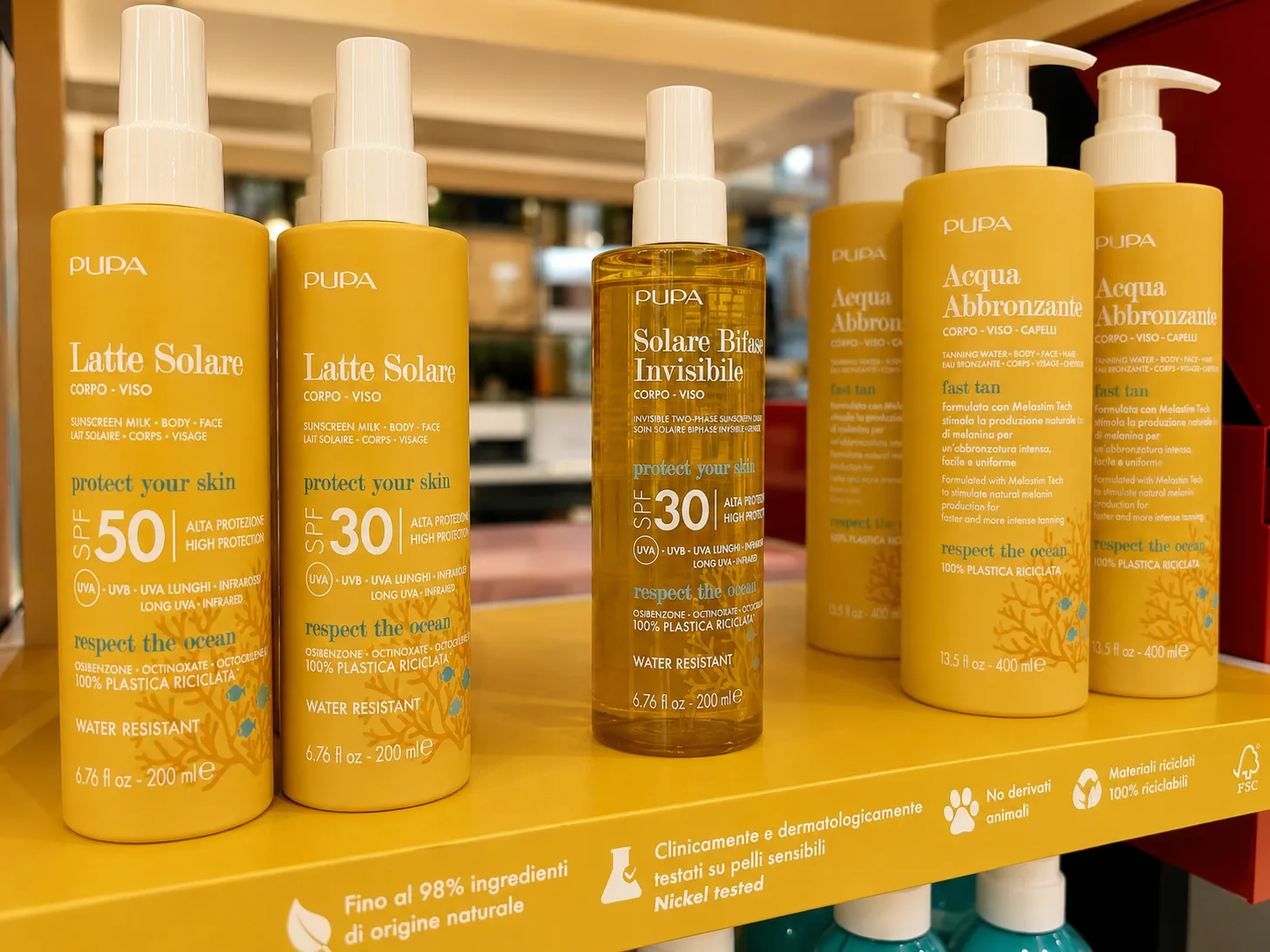 Latte solare e acqua abbronzante Pupa esposti in profumeria