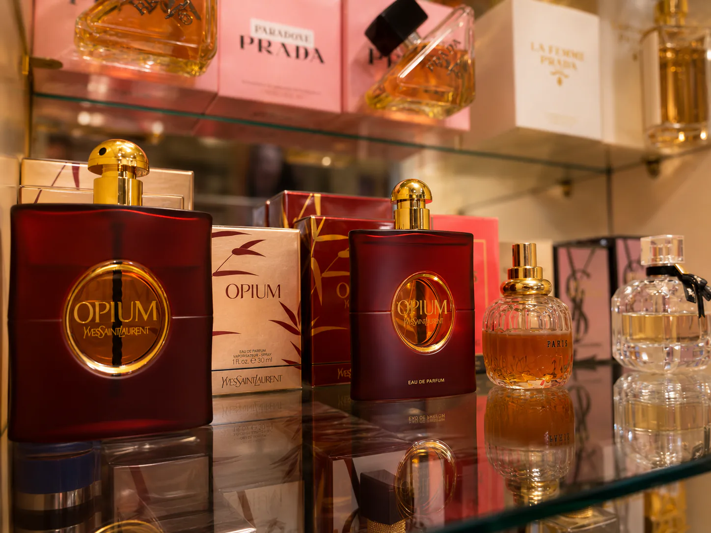Profumi Yves Saint Laurent e Prada esposti nella Profumeria Marino