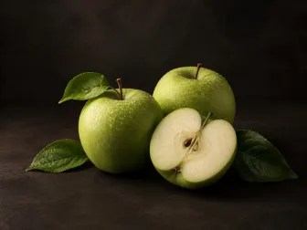 Mele verdi Granny Smith intere e tagliate con foglie