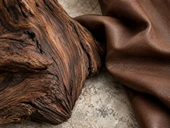 Texture di legno scuro e materiale cuoiato marrone, evocazione di Woodleather